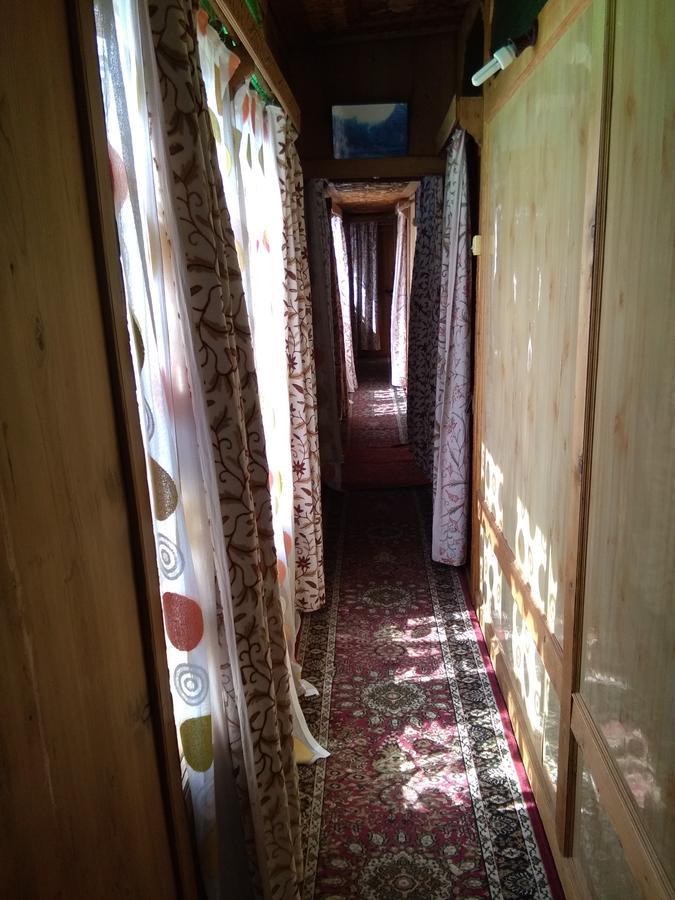 Houseboat - City Of Kashmir Hotel Srīnagar Esterno foto